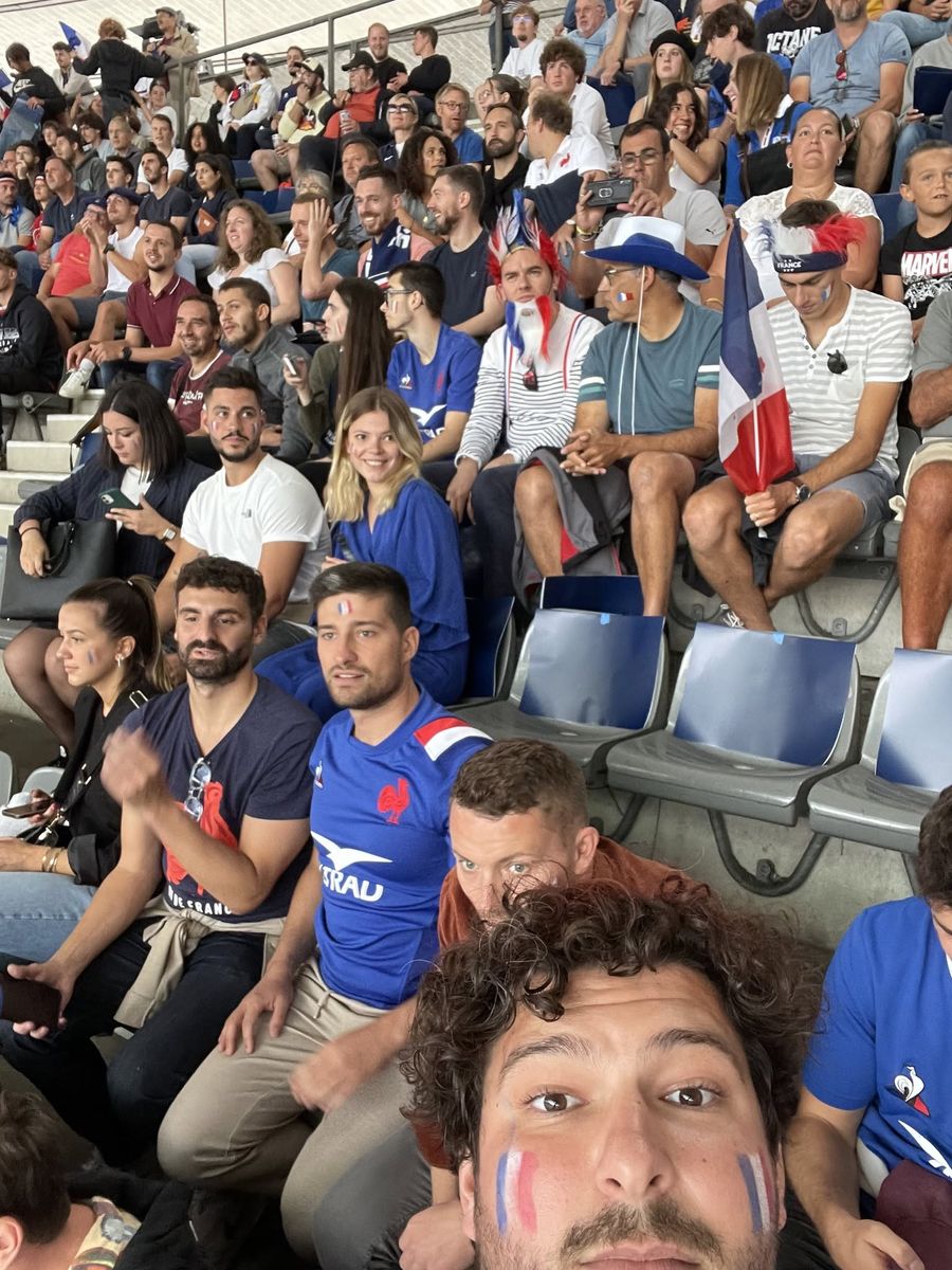 Selfie des membres du club en tribune, maquillés aux couleurs de la France