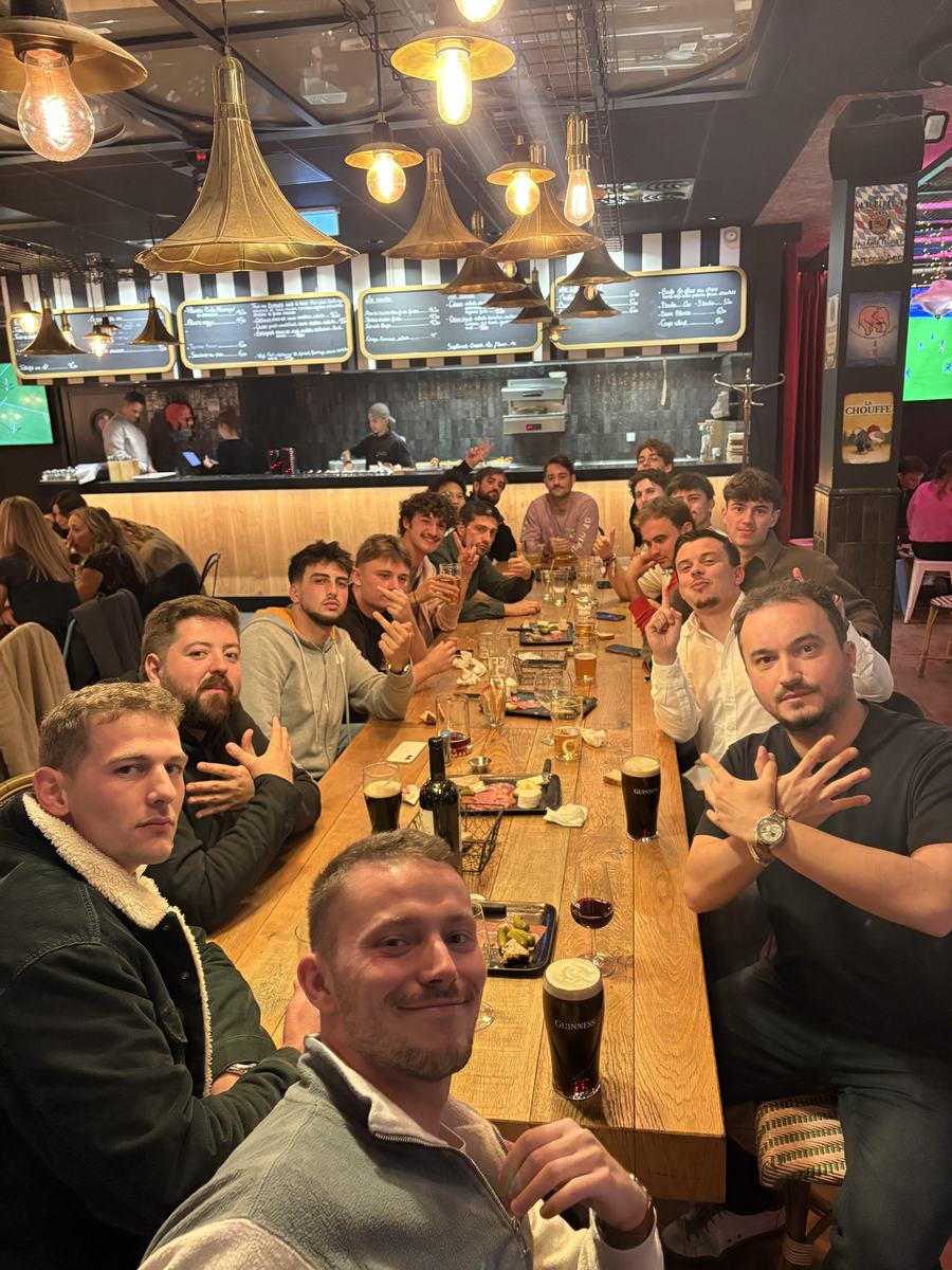 Les joueurs réunis autour d'une grande table au bar après le match